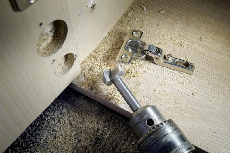 Best Practices For Choosing Screws Based On Door Core (Hollow Vs. Solid)