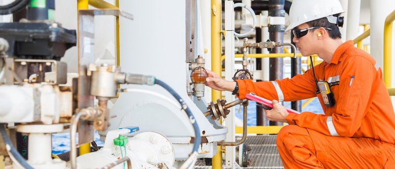 Best Practices For Lubricating Hardware In High-Wind Environments (Dust Prevention)