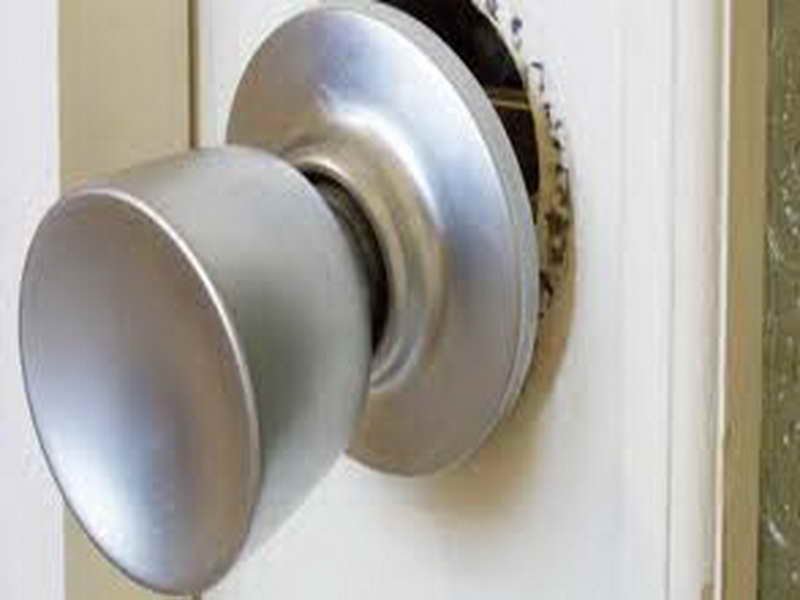 Best Temporary Fixes For A Loose Exterior Door Knob Before Permanent Repair