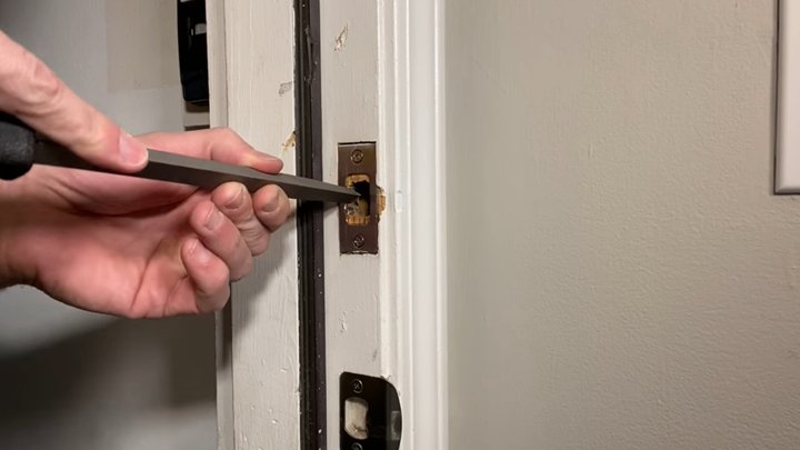 Troubleshooting A Double-Cylinder Deadbolt That'S Misaligned With The Keyhole
