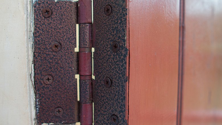 Troubleshooting Rust On Interior Door Hinges: Cleaning And Prevention