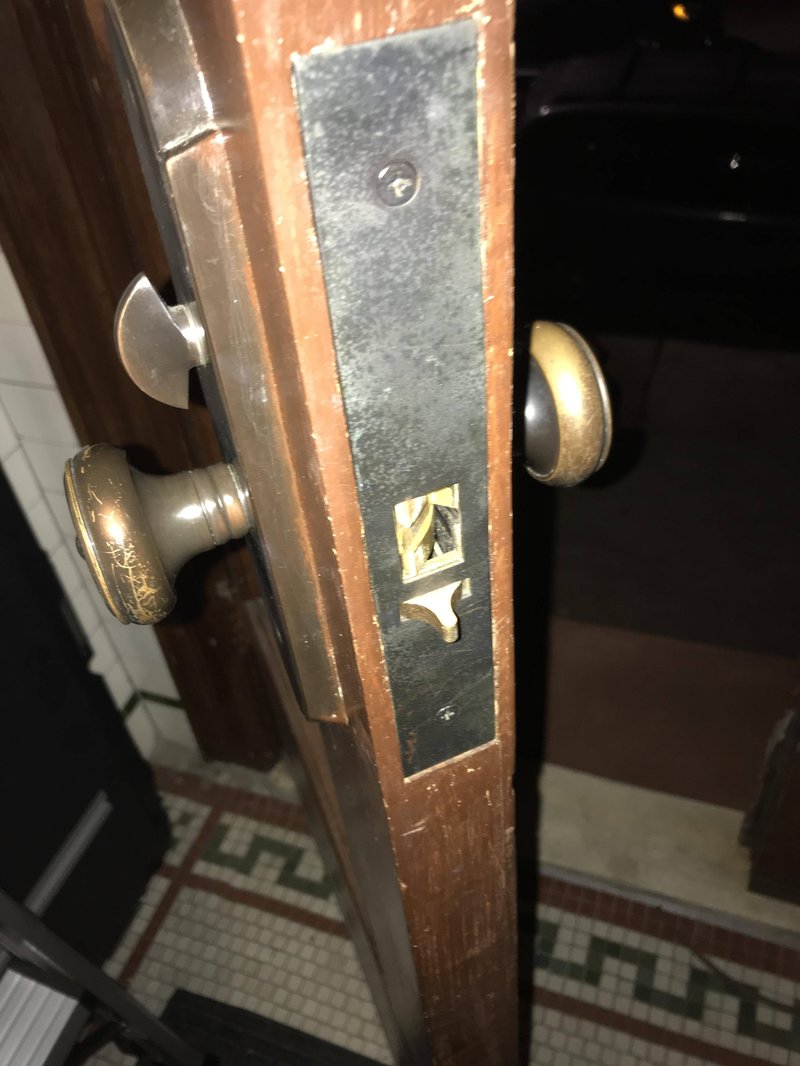 Why Does My Door Knob'S Thumbturn Not Engage The Latch?