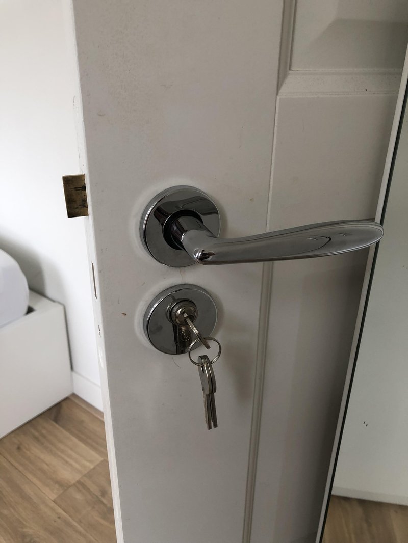 Why Is My Deadbolt Key Getting Stuck Halfway? (Internal Issue)